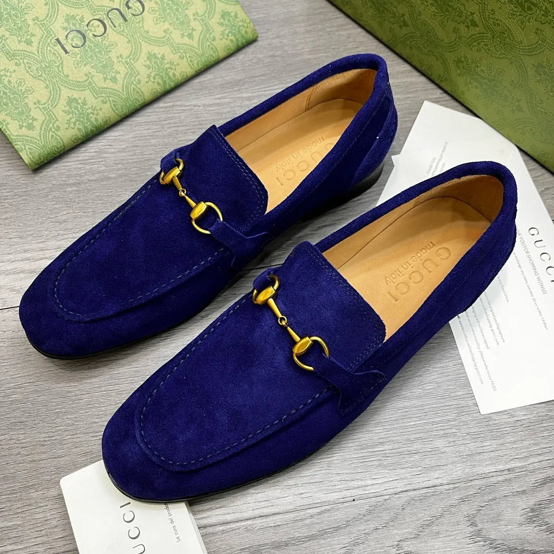 Ex-factory price: 480💰-(Gucci) men’s loafers! Genuine molded horsebit, a classic must-have for your shoe cabinet! The feet are particularly delicate! This Gucci original version is a set last, and we are consistent with the counter! Therefore, it is more comfortable in terms of last shape and comfort! Take it to the counter and compare at will! Good shoes are more than just what they make! But grasp the essence from the inside out! Material: Imported first-layer frosted cowhide! Genuine leather outsole imported from Italy, size: 39-44 (38/45 customized, non-refundable)